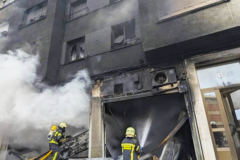 El incendio de un coche eléctrico en un garaje de Santander obliga a desalojar un edificio y deja a sus vecinos fuera de casa