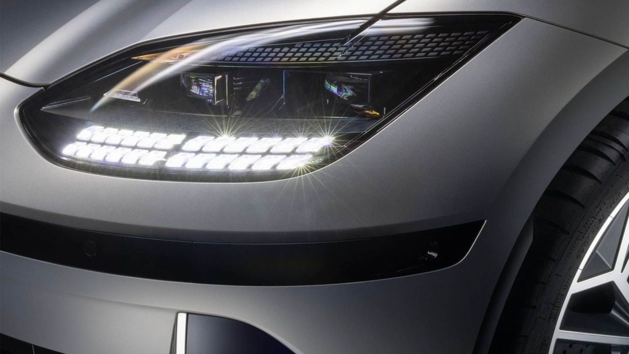 La DGT advierte a quienes nunca tocan las luces del coche: si el modo automático falla, la multa te la llevas tú