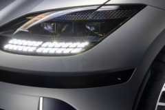 La DGT advierte a quienes nunca tocan las luces del coche: si el modo automático falla, la multa te la llevas tú