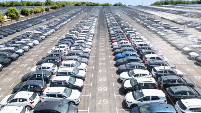 Europa perderá más de 200.000.000 de coches de combustión antes de 2050, pero la transición eléctrica irá a dos velocidades