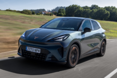 Es el mejor coche eléctrico diseñado en España: mide 4,04 metros de largo, tiene 445 km de autonomía y cuesta menos de 29.000 €