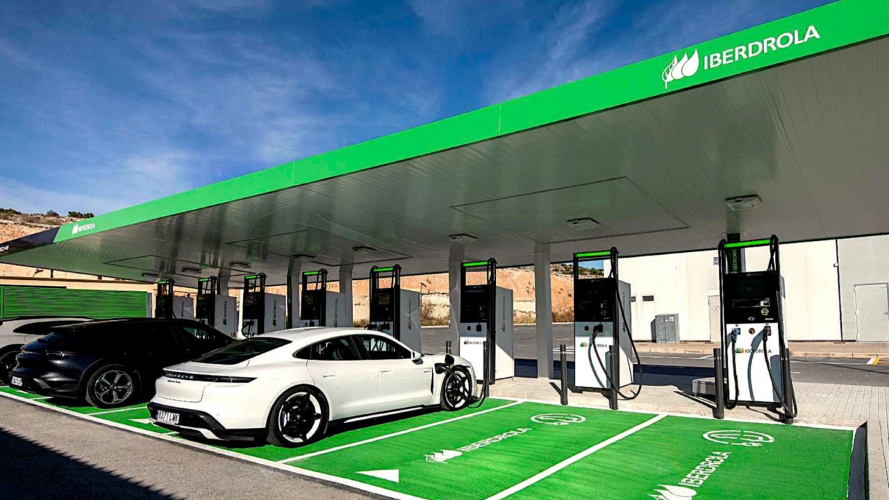 A un ritmo de 2.300 al mes: Iberdrola, a punto de superar una cifra histórica en cargadores para coches eléctricos en España
