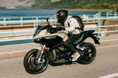 Sólo 19,2 kWh de batería y 436,5 km sin recargar: esta moto eléctrica pulveriza el récord mundial de autonomía yendo de los Alpes al Mediterráneo