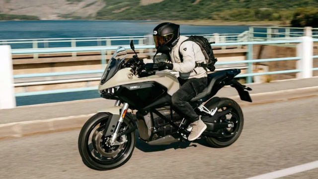 Sólo 19,2 kWh de batería y 436,5 km sin recargar: esta moto eléctrica pulveriza el récord mundial de autonomía yendo de los Alpes al Mediterráneo