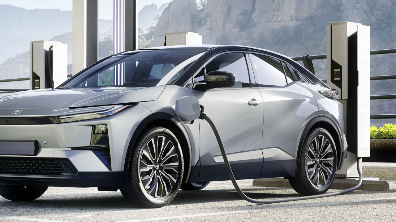 Coches a gasolina con beneficios de eléctrico para venderlos más allá del 2035: Toyota, BMW y Repsol se unen para lanzar los 'VEEF'