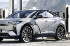 Coches a gasolina con beneficios de eléctrico para venderlos más allá del 2035: Toyota, BMW y Repsol se unen para lanzar los 'VEEF'