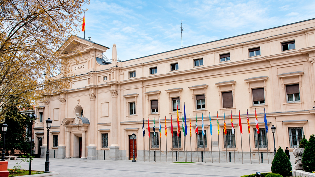 El Senado abre la puerta del garaje al coche eléctrico: una reforma de más de 1.000.000 de euros que no se limita solo a cargadores