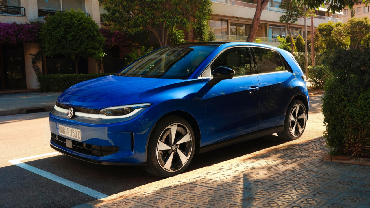 Mide solo 4,05 metros, pero tiene 441 litros de maletero y hasta 449 km de autonomía: así es el nuevo coche eléctrico de Volkswagen