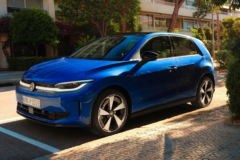 Mide solo 4,05 metros, pero tiene 441 litros de maletero y hasta 449 km de autonomía: así es el nuevo coche eléctrico de Volkswagen