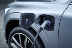 Tanques de gasolina más pequeños: la solución más polémica para que la gente que tiene un híbrido enchufable los cargue