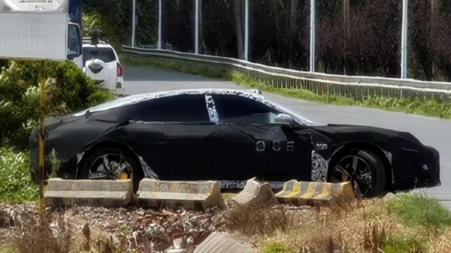Xiaomi está preparando su propio Mercedes Clase S; es la primera vez que se deja ver en la calle y ya sabemos cómo se llamará