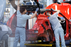 590.183 trabajadores y un reloj en marcha: la fábrica de coches del futuro tiene un problema que no se arregla con robots