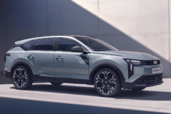 Con una practicidad interior como pocos, Dacia lo ha vuelto a hacer con su nuevo SUV híbrido 'barato' de 155 CV que promete 4,2 l/100 km