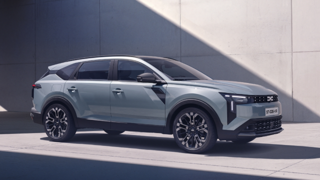 Con una practicidad interior como pocos, Dacia lo ha vuelto a hacer con su nuevo SUV híbrido 'barato' de 155 CV que promete 4,2 l/100 km
