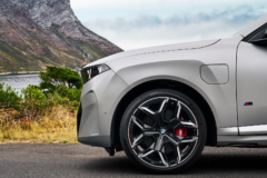 El nuevo BMW híbrido enchufable tarda 100 km en encender su motor de gasolina, pero cuesta un ojo de la cara