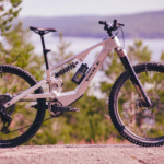Esta bicicleta eléctrica fabricada en aluminio mecanizado, con un inusual motor y diseñada en Finlandia cuesta casi como un coche eléctrico