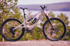 Esta bicicleta eléctrica fabricada en aluminio mecanizado, con un inusual motor y diseñada en Finlandia cuesta casi como un coche eléctrico
