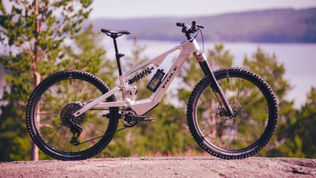 Esta bicicleta eléctrica fabricada en aluminio mecanizado, con un inusual motor y diseñada en Finlandia cuesta casi como un coche eléctrico