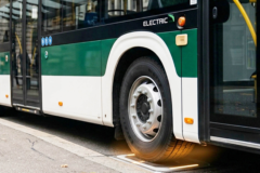 Suiza inventa un innovador sistema de carga para autobuses eléctricos con un 90 % de eficiencia, sin grandes baterías y tiempos mínimos de recarga