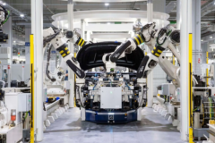 China ya no se conforma con exportar sus coches: Geely quiere diseñarlos para Europa, fabricarlos en España y desafiar a Land Rover