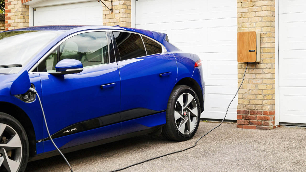 Reino Unido quiere convertir los coches eléctricos en pequeñas centrales eléctricas pero beneficiaría a la venta de coches de gasolina