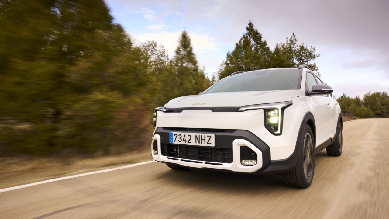 Etiqueta ECO sin enchufes o CERO con más de 600 km de autonomía: los dos SUV de Kia para quienes aún dudan entre híbrido y eléctrico