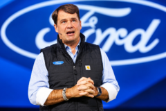 El CEO de Ford reconoce que algunos de sus coches eléctricos no son rentables en Europa y habla de Valencia: "No quiero entrar en detalles"