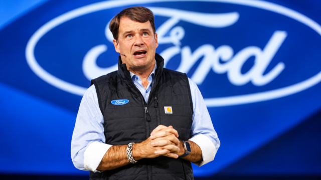 El CEO de Ford reconoce que algunos de sus coches eléctricos no son rentables en Europa y habla de Valencia: "No quiero entrar en detalles"