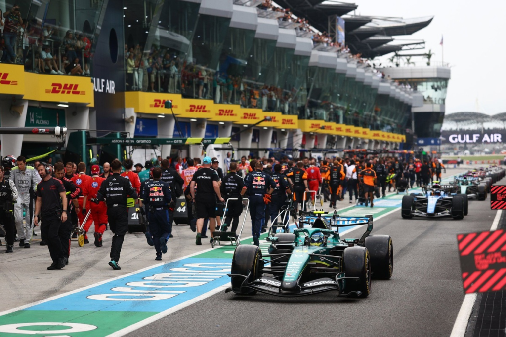 Alonso cuestiona la bandera roja tras la fallida vuelta de formación en Sepang #F1 #FVDigital