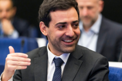 El vicepresidente europeo Stephane Séjourné aplaude la producción local de este barato coche eléctrico
